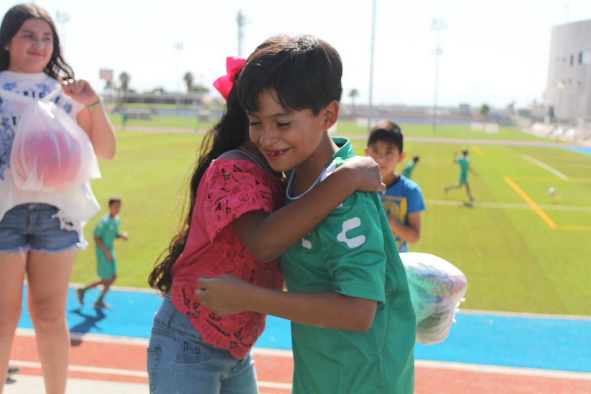 AcademiasCSL's tweet photo. En un acto de solidaridad y demostrando el lema de #GanarSirviendo de @ClubSantos, madres de familia del Centro de Formación Santos-Lala Categoría 2009 donaron uniformes, espinilleras y zapatos de futbol a pequeños de Casa de Música, quienes participan en Liga Formativa 👏👏👏 https://t.co/Ntmtys1Spy