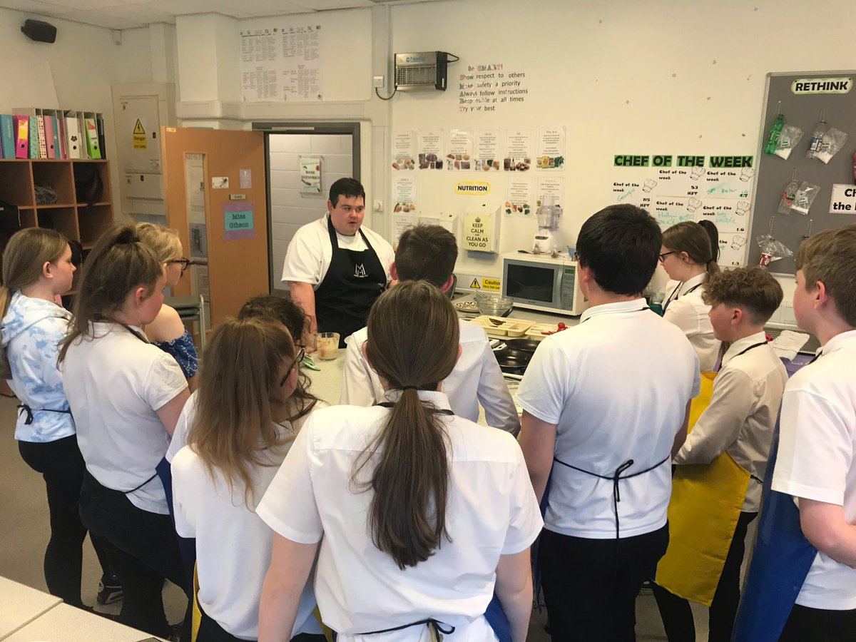 AlloaAcademyHE's tweet photo. A massive thank you to @MarkHeirs who came in to support us during skills week. Always a pleasure and the pupils had a fab time🥞😋 #skillsweek #futurechef2020 https://t.co/QAposIWpMu