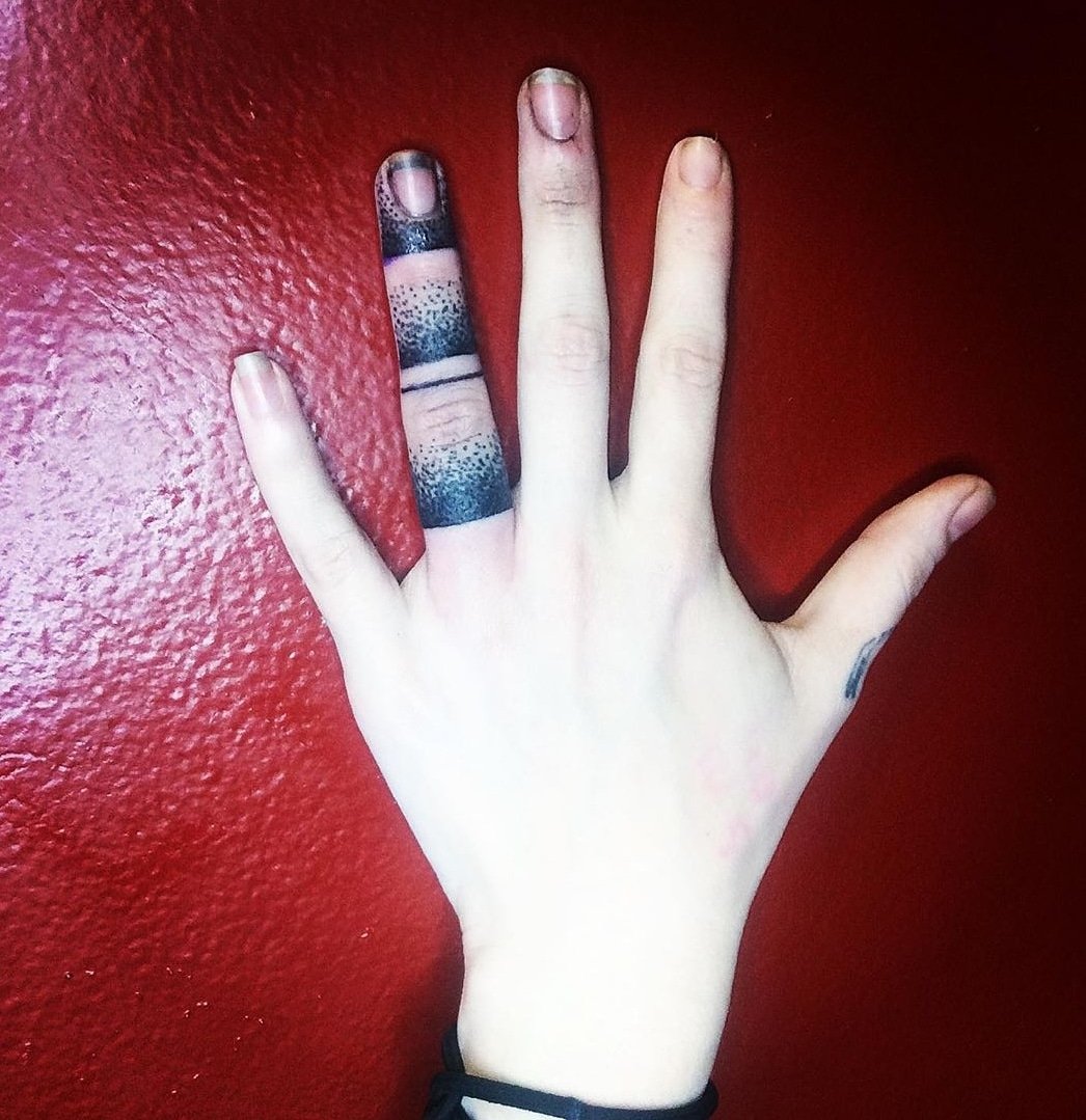 Hyena Tattoos on X: "Blackwork Finger by @drztattoos #fingertattoos #blackworktattoo #blackandgray #stippletattoo #stippling #dotwork #dotworktattoo #coveruptattoo #laughinghyena #laughinghyenatattoos https://t.co/1LBPgXiueX" / X