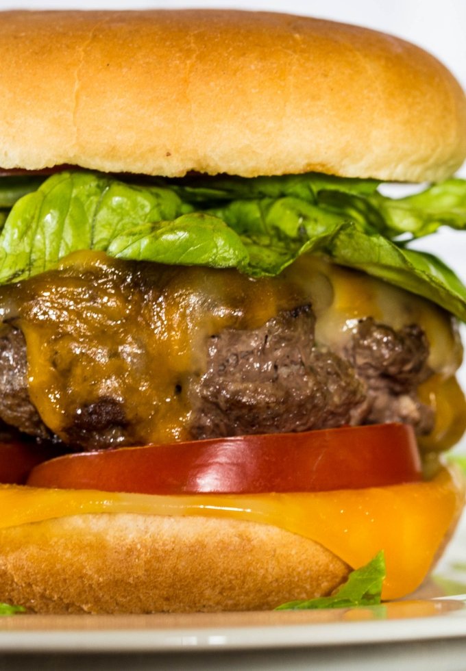 everyday_eileen's tweet photo. A classic Juicy Lucy, a mouthwater burger grilled to perfection and stuffed with your favorite cheese! https://t.co/YVA91r1OTN #ad #summergrilling #TheSpiceHouse #Hamiltoneach #imabbqguy https://t.co/KBn9aeVA6V