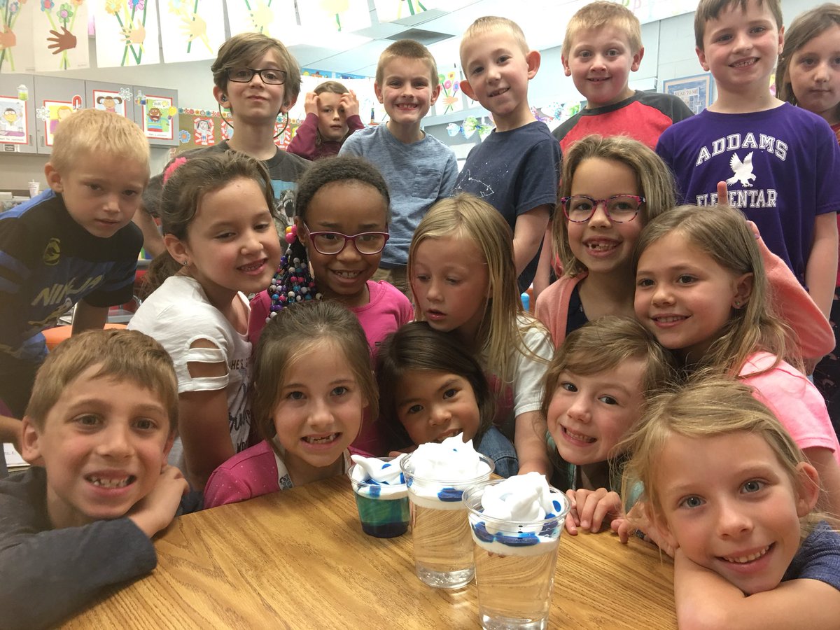 Filipsclass's tweet photo. First Graders learning about RAIN CLOUDS  in Science class today! @Jyouanes_ADDAMS #AddamsLearners #abergersclass #ameliacooper@amelia_morrell https://t.co/YcE6Fw1RMa