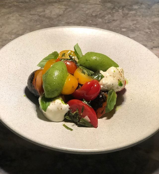 gullychef's tweet photo. Evelynโs Caprese, basil sorbet, smoked burratina, basil oil, burnt and marinated tomatoes ๐
#firsttry
#caprese
#italiano
#soholondon
#evelynstable
#gullychef https://t.co/bOT3b91bvH https://t.co/zI9p3zuZPZ