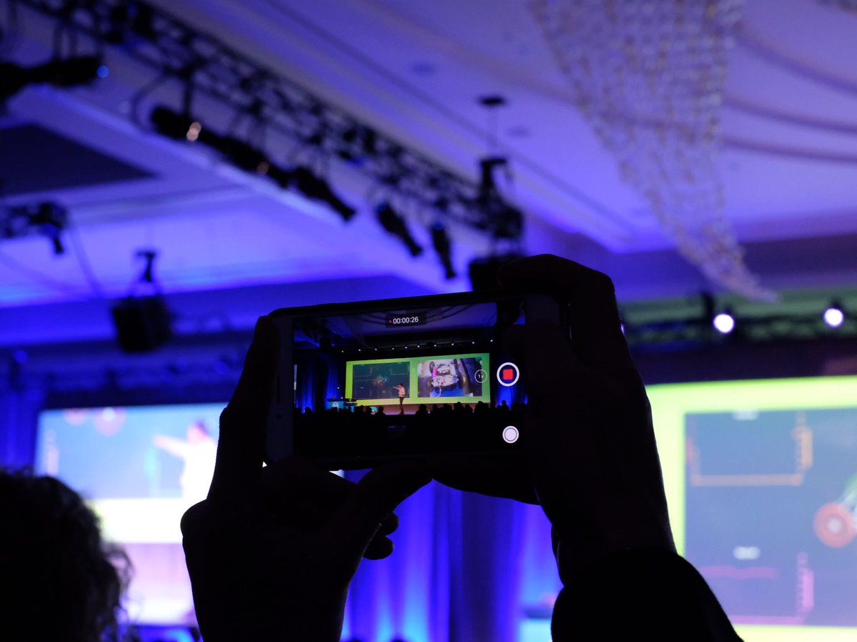 MuleSoft's tweet image. How cool is this? Our CTO @usarid presenting his Vision demo of Anypoint Platform — a glimpse into customer service in the future, all about #APIs &amp;amp; #IoT. Built on @Mapbox 🙌