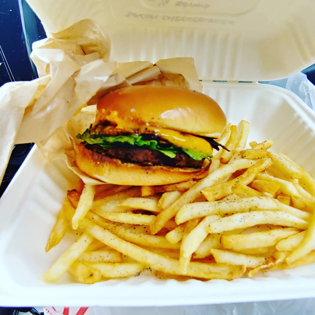IrisVane5's tweet photo. #vegan #eatingout in #fortwayne #Indiana has never been easier! #savery #grill has what I need! # burger #cheese #bacon #fries #carrotcake #cupcake #chocolatecake #tasty #delicious #junkfood #beyondmeat #impossibleburger #plantbased #crueltyfree 🍔🍟 https://t.co/WA8oxSHAmA