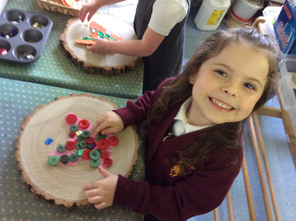 AllSaintsTraff's tweet image. Artists at work! Painting, apple printing and building 🎨🍎🍏🐛 #TransientArt #ApplePrinting #MotorSkillsDevelopment