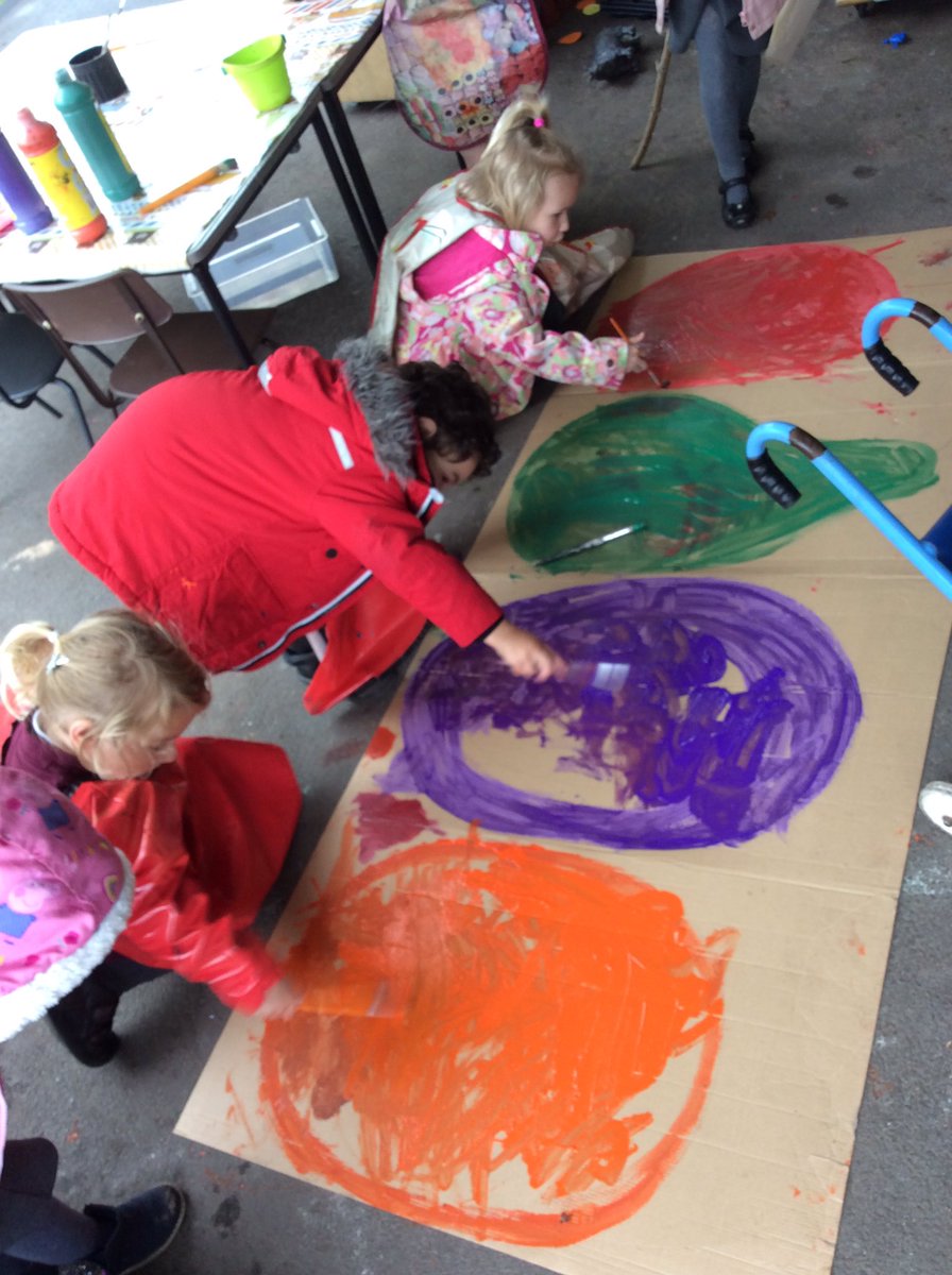 AllSaintsTraff's tweet image. Artists at work! Painting, apple printing and building 🎨🍎🍏🐛 #TransientArt #ApplePrinting #MotorSkillsDevelopment