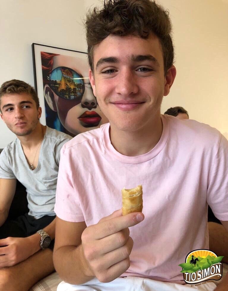 FoodsTio's tweet photo. When your friend gives you that look cuz you ate the last tequeño, but you couldn't care less cuz you got what you want🙆 #tequeñostiosimon 😎⠀
.
.
👉 https://t.co/eHOlmAkz8j💯
⁣⁣#tiosimon #tiosimonfoods 
#tequeñosonline https://t.co/3Hd3TL9taf