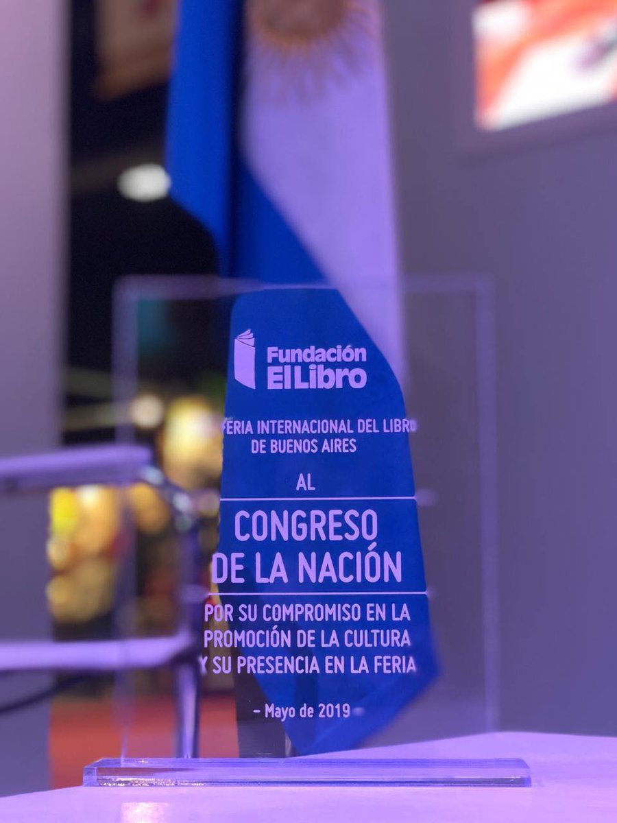 idas_vueltas's tweet photo. Buenas tardes, arrancamos #IdasYVueltas por @BCNRadio con @ferfraquelli por https://t.co/MALwFVxKf1

Comenzamos felicitando al #StandCongreso por el premio al "Reconocimiento a la promoción cultural” que recibió de parte de la Fundación El Libro en la @ferialibro https://t.co/vPBYpKRtBn