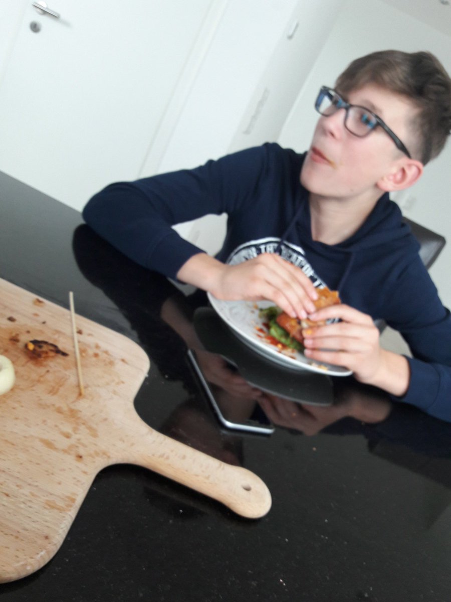 Apfelfrei's tweet photo. Ich und meine Nebel kumpels haben den Zombey Burger Karl Edition gemacht 😋👍🏻 https://t.co/1p4TfRHxT8