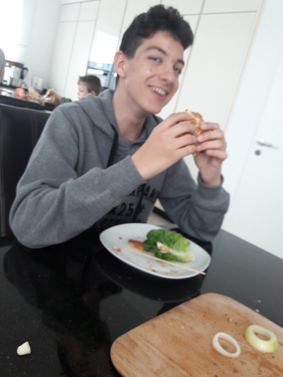 Apfelfrei's tweet photo. Ich und meine Nebel kumpels haben den Zombey Burger Karl Edition gemacht 😋👍🏻 https://t.co/1p4TfRHxT8