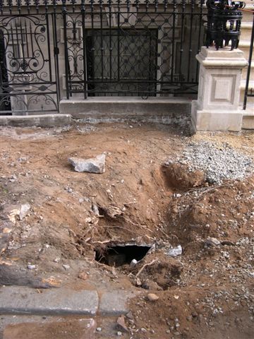 MerchantsHouse's tweet photo. The Tredwells needed coal for their 7 fireplaces and the coal stove. How was the coal delivered? Down the coal chute in front of the house, of course. #secretMW https://t.co/GkC3aOtQK5