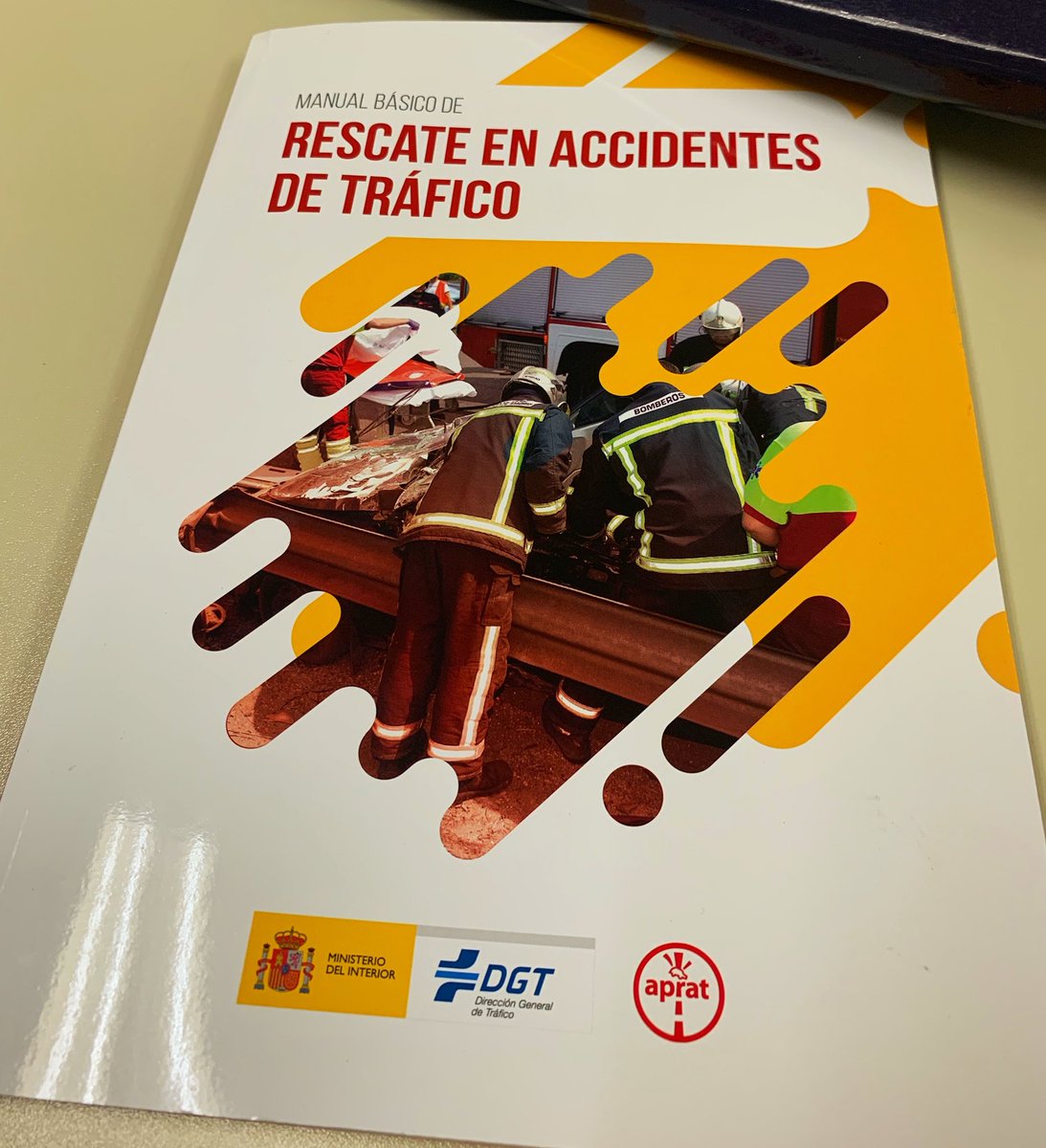 dafesp's tweet photo. Ya en mis manos el manual de rescate en accidentes de tráfico. Ahora a leer y seguir aprendiendo. Buen trabajo de @APRATSPAIN1 y @DGTes https://t.co/xMBARAFpyV