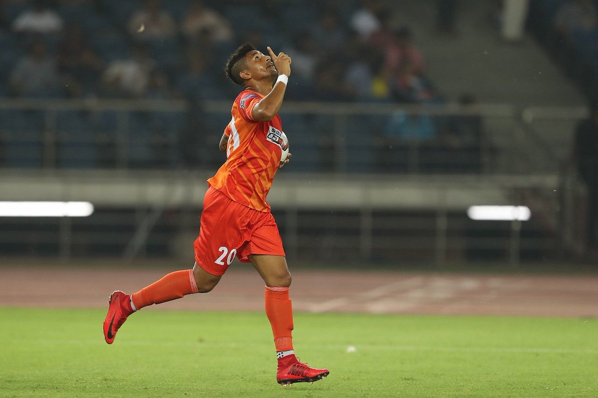 Swift on his feet and majestic in his footballing moves, here's wishing Diego Carlos a very happy 🎂🎉🎁 #OneTeamOneDream