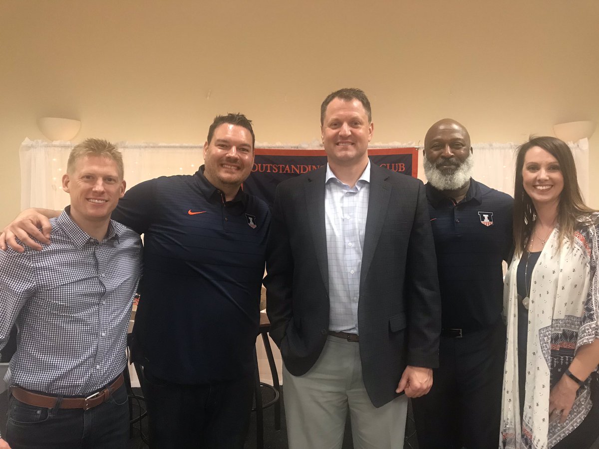 IlliniWood's tweet image. Had a fantastic time with @LovieSmith @Alexander_Geoff  and @JustinSpring at the @DecaturIllini 3rd Annual Illini Celebration Dinner.  Big shout out to @NowDecaturMatty for an entertaining show.