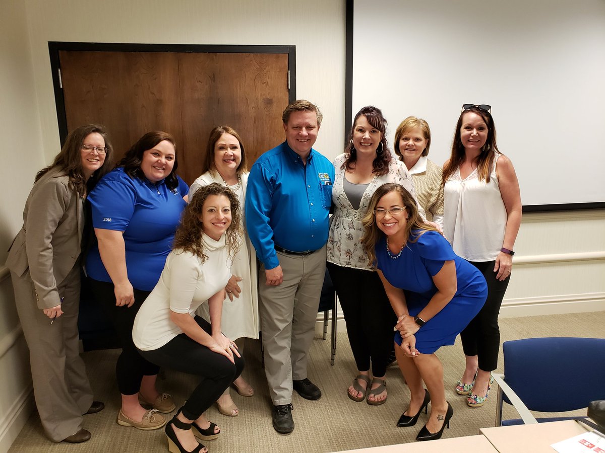 Started the morning with a #SelfiewiththeMayor! #DowntownJCMO welcomed special guest Nicole Slusser to tell us about SalutetoVeterans.org Memorial Day Weekend Airshow &amp; #MemorialDay Monday Parade! 🇺🇲 <a href="/DowntownJCMO/">Downtown JCMO</a>
