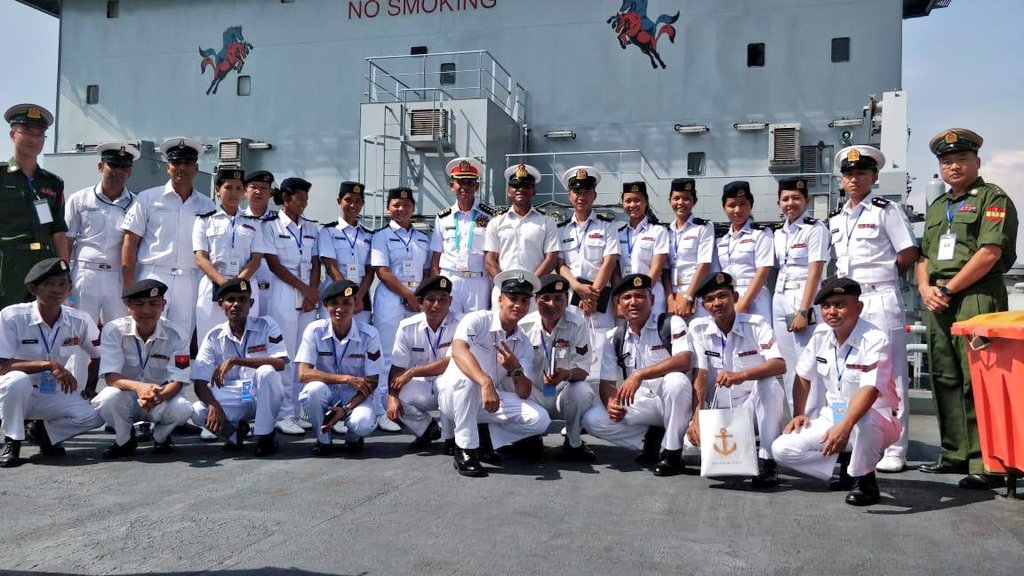#BridgesofFriendship A delegation of 20 Myanmar Naval personnel from #UMSKingKyanSitThar visited #INSShakti in Singapore with Capt Muang Muang as the team leader. Crests were exchanged on completion of the visit.