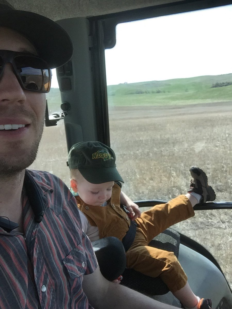 schrieferranch's tweet photo. Iโm assuming this is what it feels like when you have autosteer?? #teamHandonWheel #maybesomedayDad #plant19 #ShouldBeDone #DadLife https://t.co/bikZvUYlkz