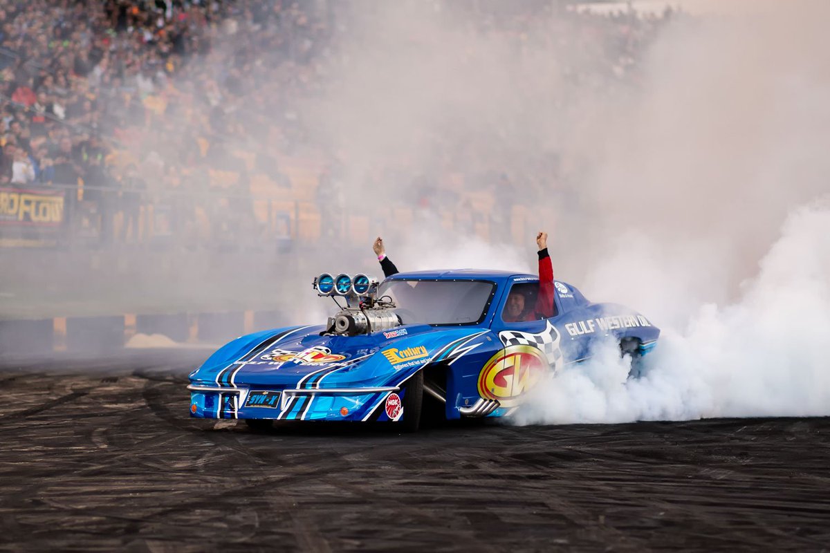 brayracing's tweet photo. When you can't see the fans in the grandstand for the smoke. It normally means Benny is on the burnout pad in his Gulf Western Oil Pty Ltd Corvette. Happy Hump Day. #TeamBrayOhYeah https://t.co/CFgZEoaOVi