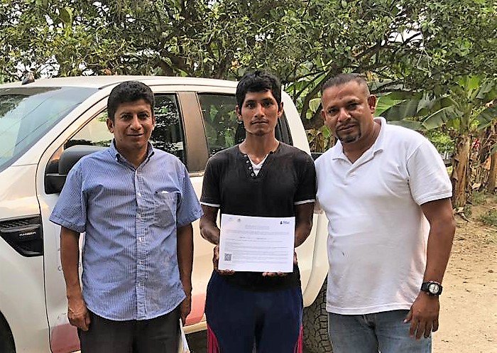 IEATTABASCO's tweet image. Por haber acreditado satisfactoriamente la secundaria, Israel Hernández González, recibió en su comunidad Juan Gómez Miguel Hidalgo, Teapa, su certificado. ¡Enhorabuena!