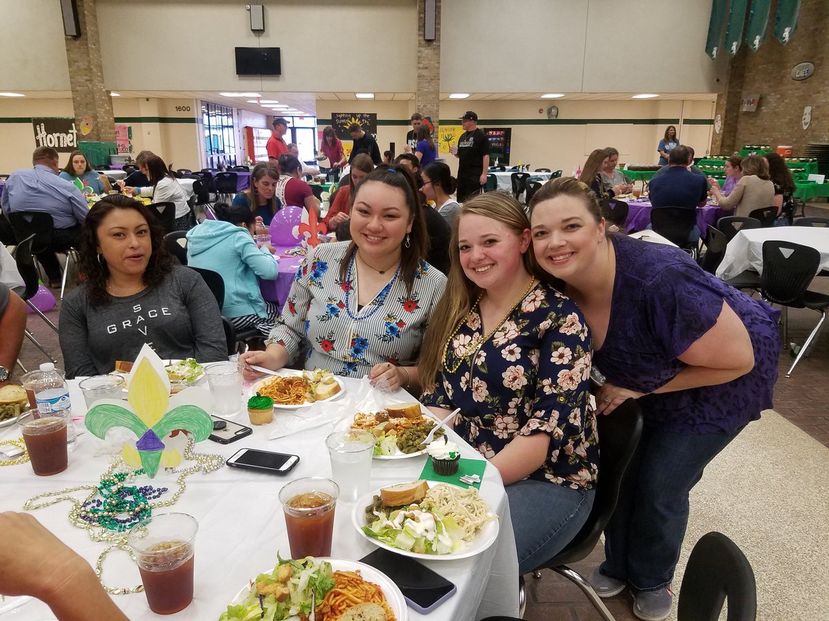 HornetYearbook's tweet photo. Senior Sunset Supper celebrating our seniors end of year! https://t.co/MiXkAd5GdJ