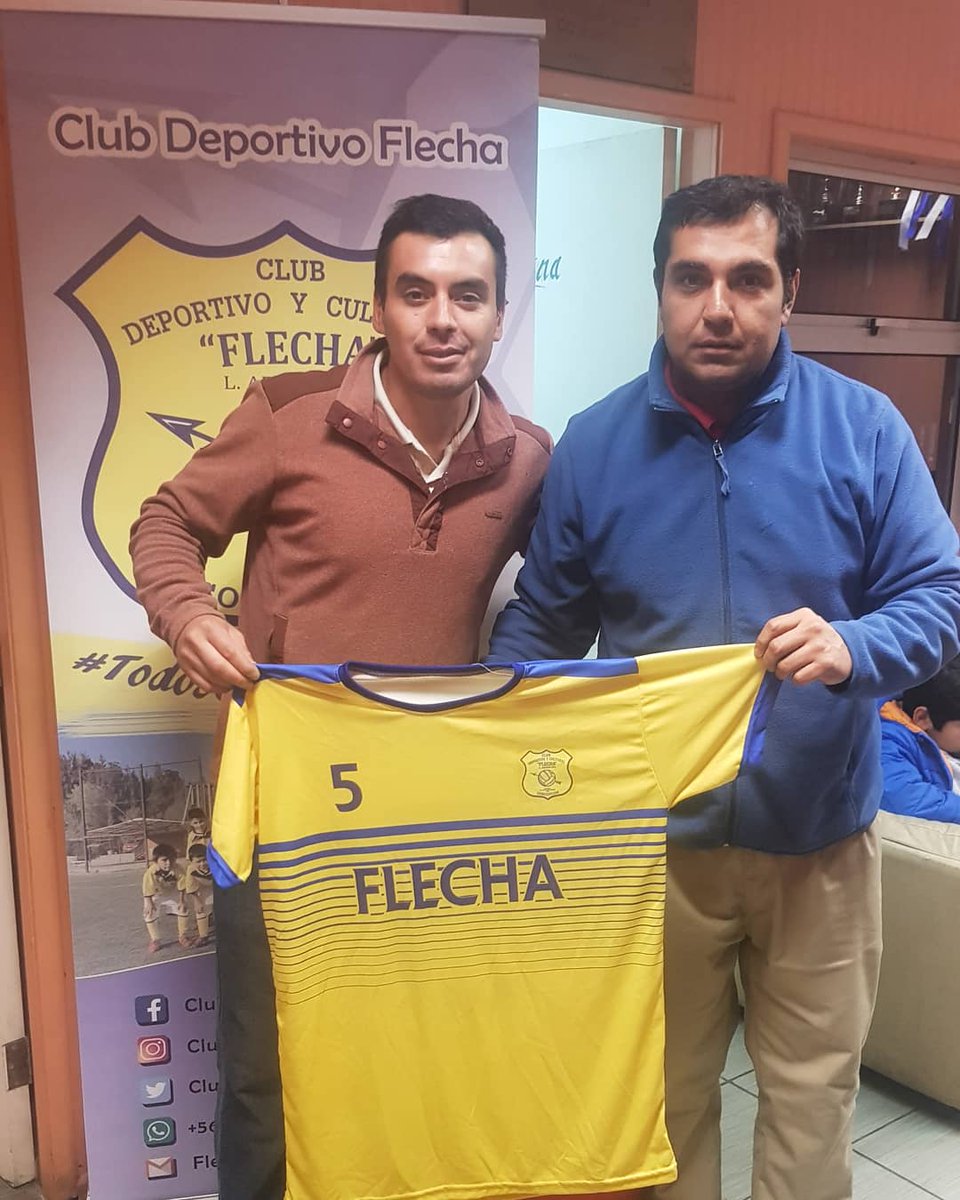 ClubFlecha_'s tweet photo. Vicepresidente del Club, Hugo Venegas y el DT de la Serie Tercera, Luciano Sánchez en presentación de nueva indumentaria 2019 ⚽️🎽 https://t.co/RKiau4u9Nl