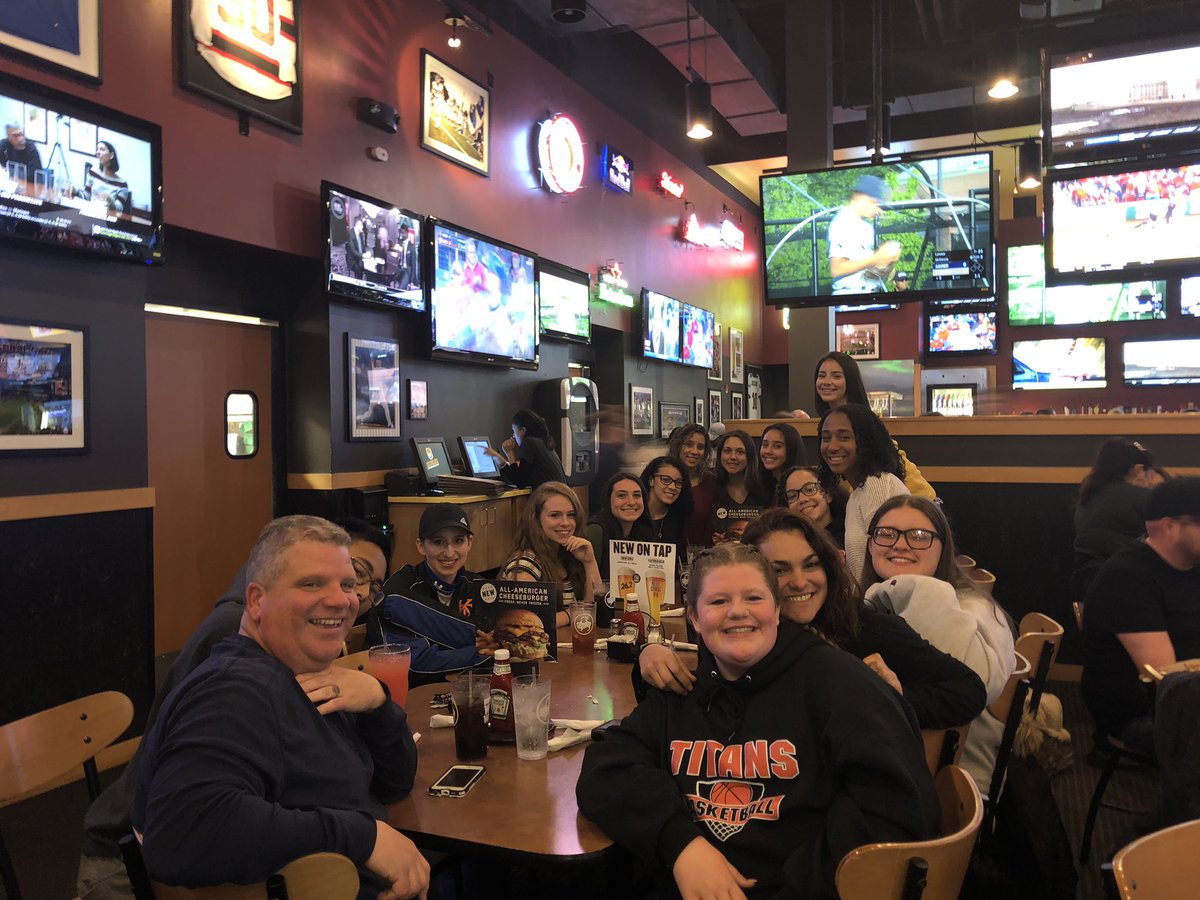 Titan/Senior Dinner at Buffalo Wild Wings!