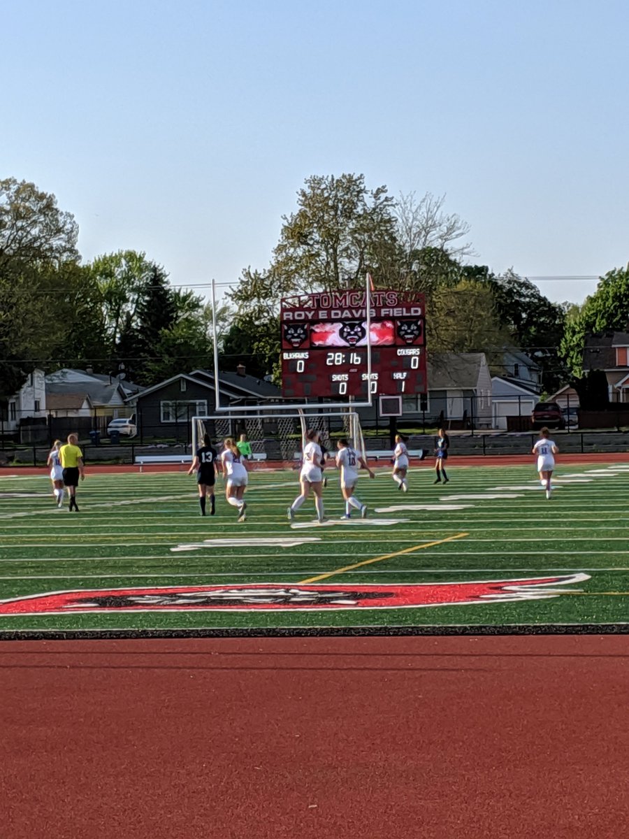 OESscoreboards's tweet photo. Fantastic night for #soccer action at @EASD131! Here's to a great season for East Aurora Girls Regional Soccer. #ILLINOIS #Aurora #morethanscoreboards #whiteLEDs @CorrectDD @EATomcats @EAHSGirlsSoccer https://t.co/R0KCnkO7uC