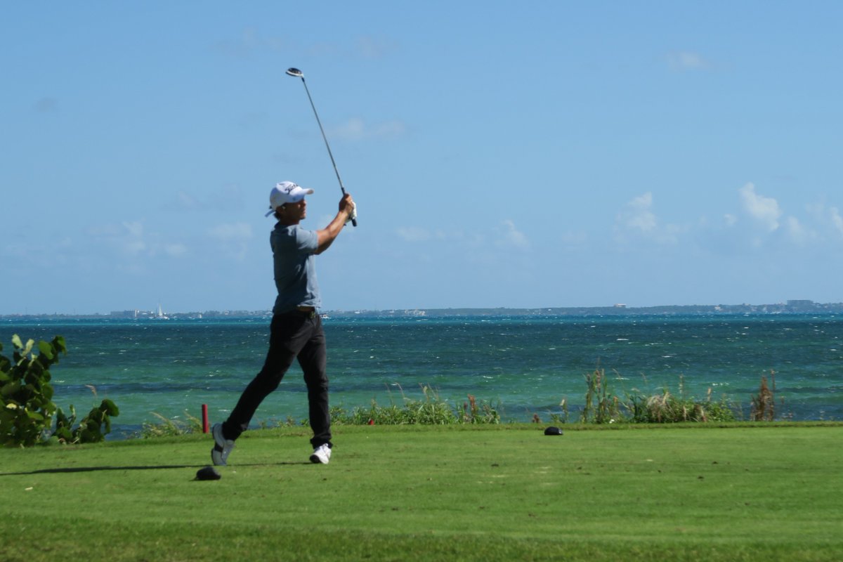 ¡Juega golf mientras disfrutas de las mejores vistas de #Cancún! #FelizMartes