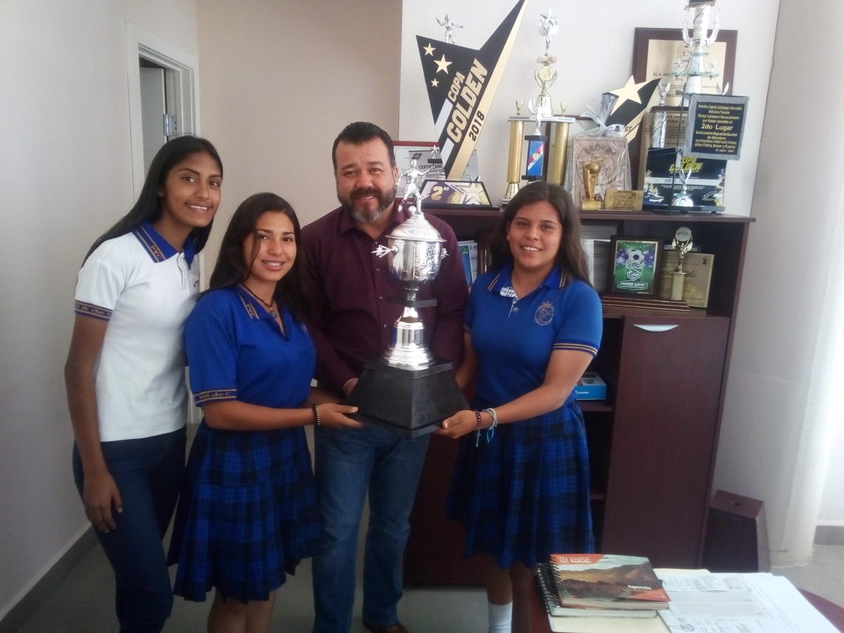 oficialPVC's tweet photo. Representantes del equipo de fútbol femenil, entregando el trofeo de Subcampeonas del torneo Interprepas 2019, a nuestro director, Lic. Israel Castillo. 
#NuestroTalento #OrgulloPVC 
@Davidhdzniurk  @lobosuadec  @DeportesUAdeCUT https://t.co/4NdhPhlPlA