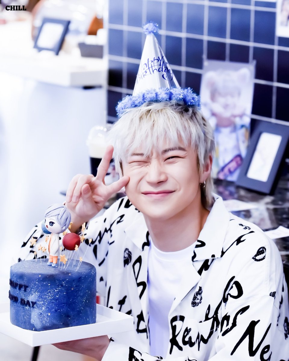 CHILL0511's tweet photo. 190511  홍대 생일이벤트 
😍🎁🎂

#HAPPY_MARCO_DAY
#열혈남아 #HBY #마르코 #marco #이형근 https://t.co/nVvJnGbKjX