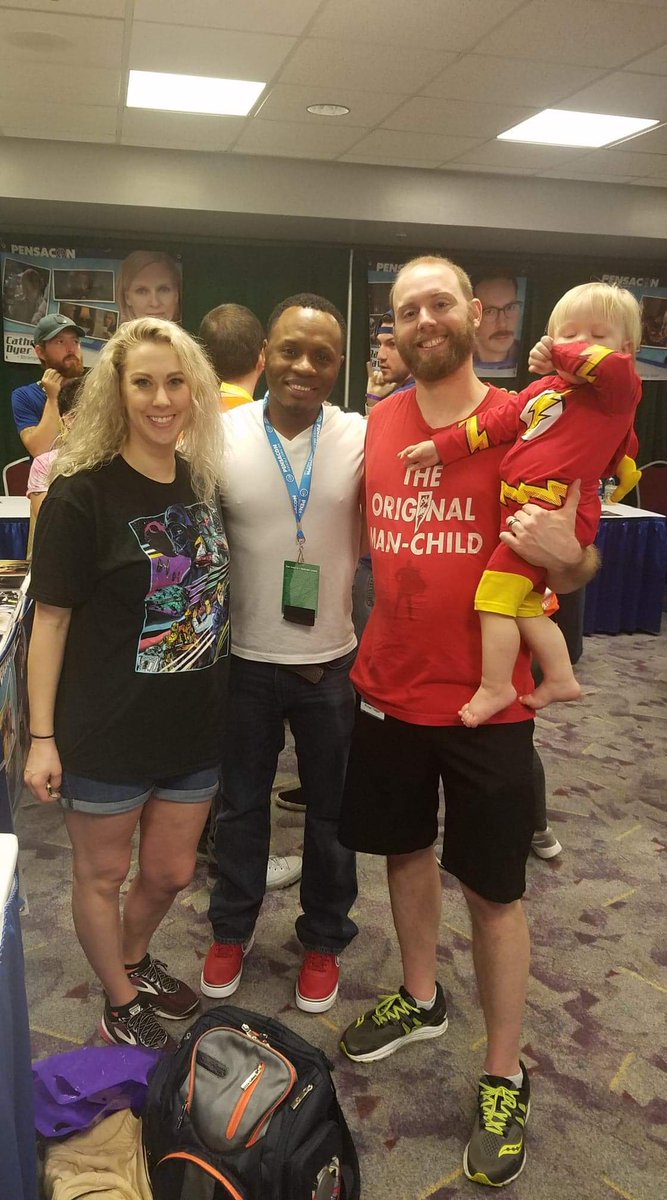 LeniMarvel's tweet photo. That moment when we met @malcolmjgoodwin at #pensacon2019 and introduced our little #iZombie baby! @RobThomas @CWiZombie @robertbuckley @imrosemciver @RahulKohli13
@TheCW https://t.co/BZC6CXrOWI