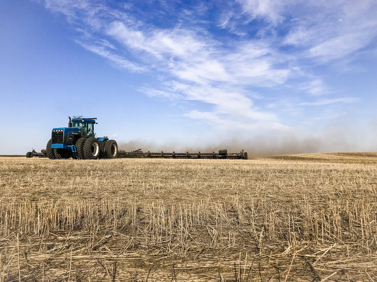 rebeccaacowan11's tweet photo. Supper delivery β
vehicle full of dust from kids opening the windows β
#seeding2019 #newholland #plant19 #perkinseedandsoil #manitoba #farmerswife #fieldmeal https://t.co/7VAYI5D8BF