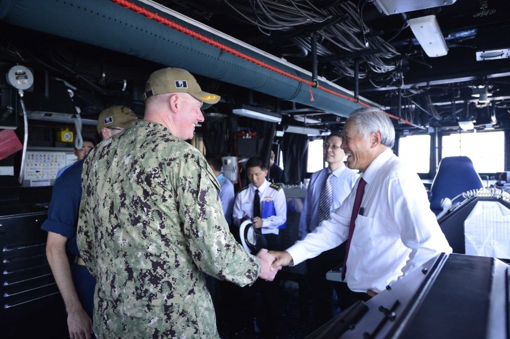 Dr. Ng Eng Hen, Singapore Minister for Defence, welcomed the #USSWilliamPLawrence to Singapore for the 2019 International Maritime Defense Exhibition.