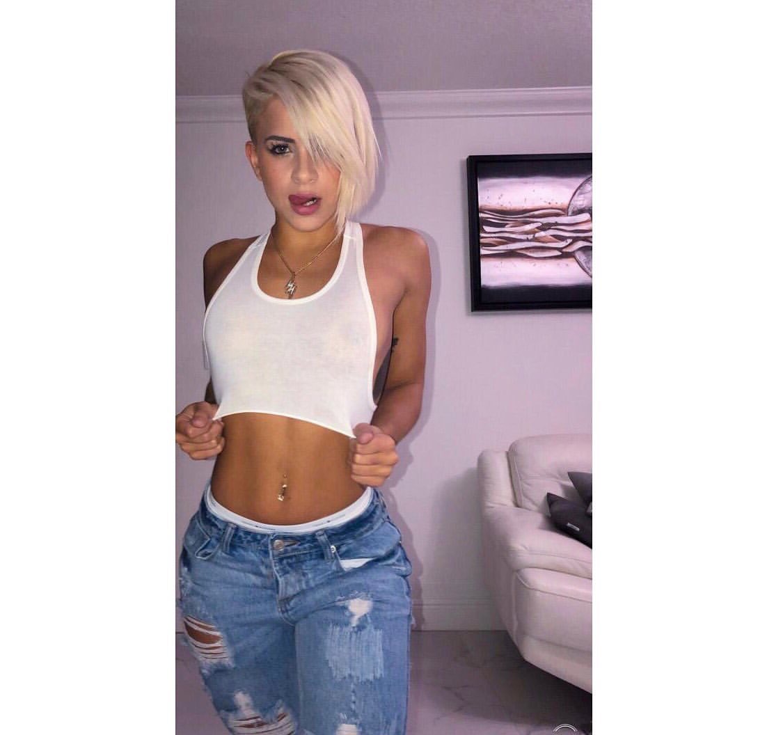 A1royalty_'s tweet photo. They want a dose of me #savorme 👅 #tb https://t.co/6RqtEJO2gN