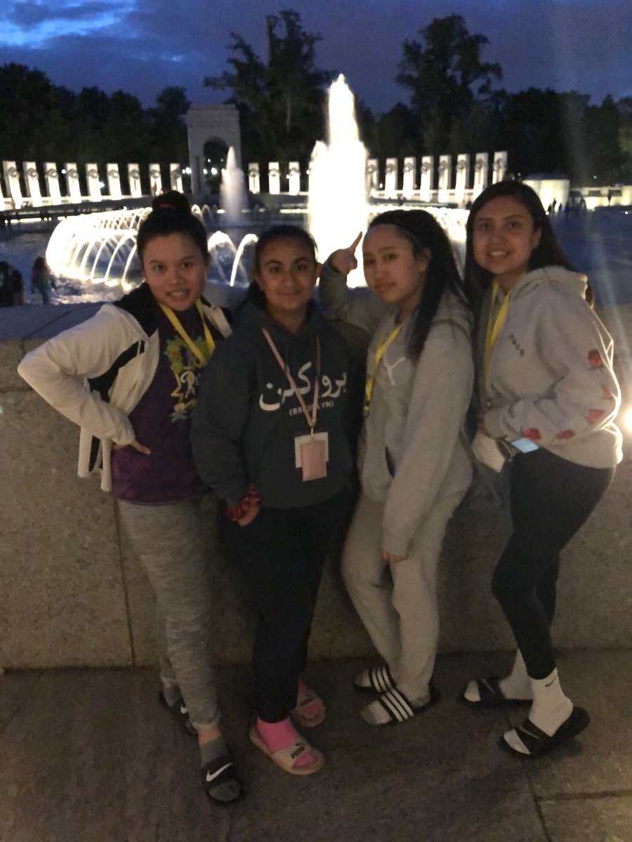 DavisDCTrip's tweet photo. WWII Memorial at night is the best!  Grateful to those who served our country. https://t.co/fshWSmtHTm
