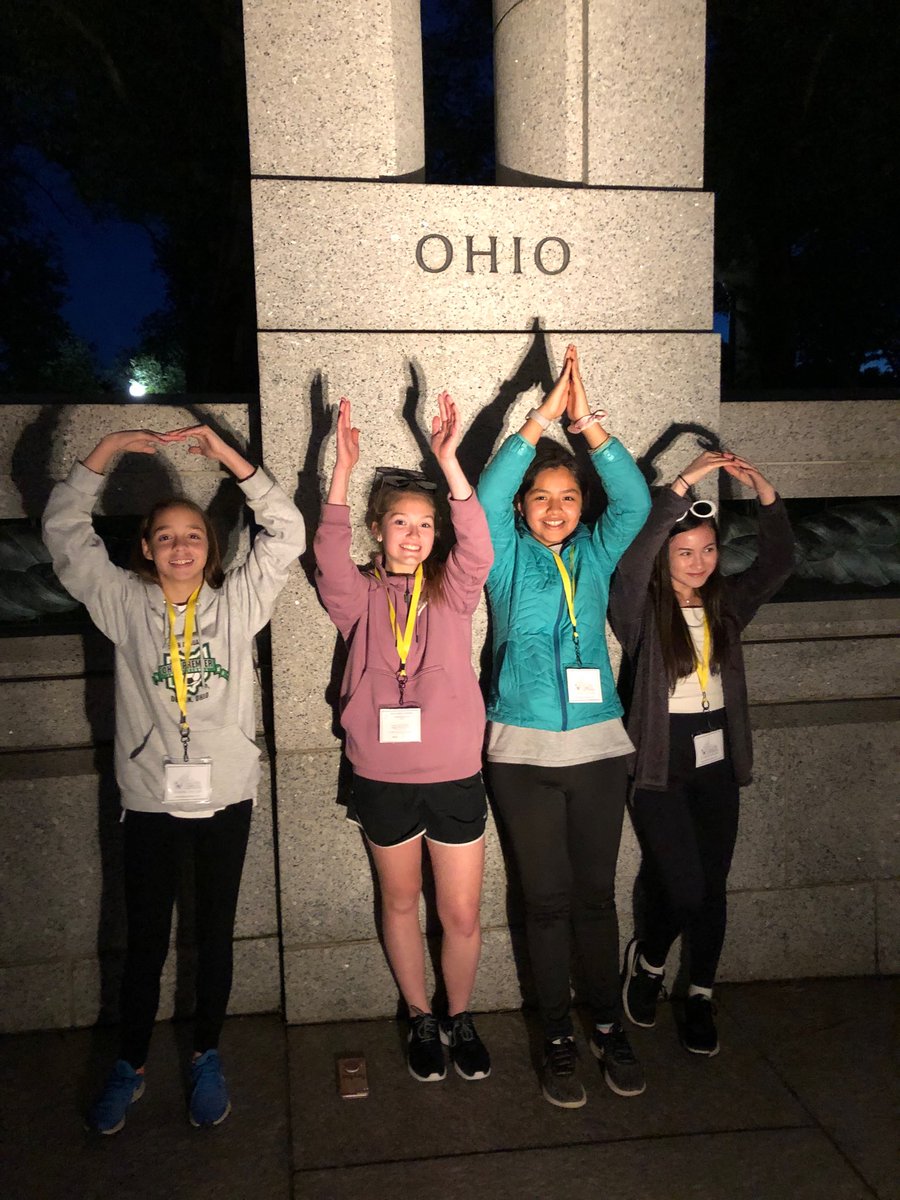 DavisDCTrip's tweet photo. WWII Memorial at night is the best!  Grateful to those who served our country. https://t.co/fshWSmtHTm