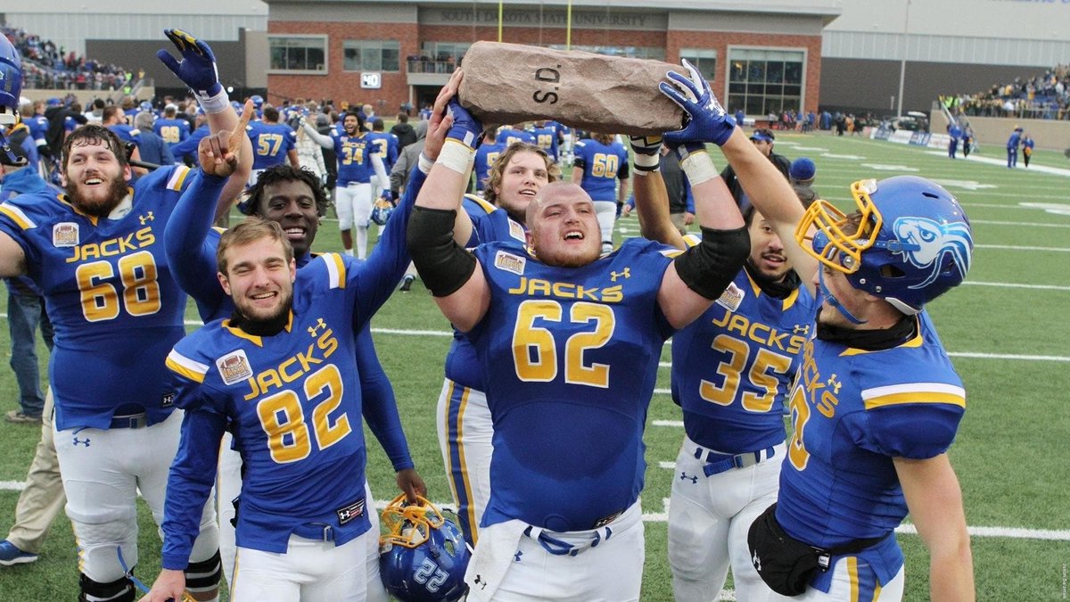 AdamKusler's tweet photo. I want to first thank my family for helping me be the best version of myself. I personally want to thank Coach Stiegelmeier and the staff for believing in me! It truly feels like HOME! With that being said, I would like to announce my commitment to SDSU 🐰🔵⚠️#Jack2ONTOP https://t.co/UlCez56KdZ
