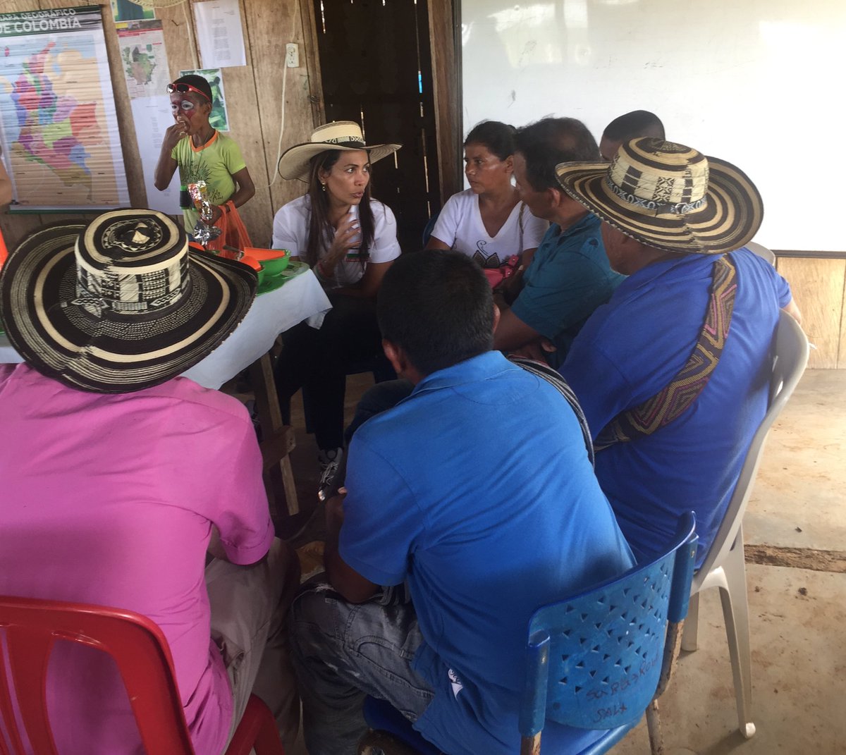 IndigenasAnt's tweet photo. La Gerente Indigena @llanedt realizó un conversatorio para escuchar a los caciques de las comunidades indígenas de #ElPando #ElDelirio #TigreDos y la #Jagua en el marco del programa #ElGobernadorEnLaNoche https://t.co/R43kUr9lw7