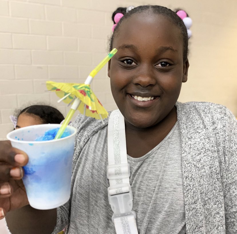 giantsnutrition's tweet photo. Wherever you go, bring your own sunshine!
•
Today at Chapelwood Elementary School, you truly felt like you were at the beach... sand and all! I think the kids liked their slushees too! 🌞🐬🌊
#ManagersChoice #NSLP #ThemeLunch #WeAreWayne #GiantsNutrition #BeachDay https://t.co/R6L3mn8C1G