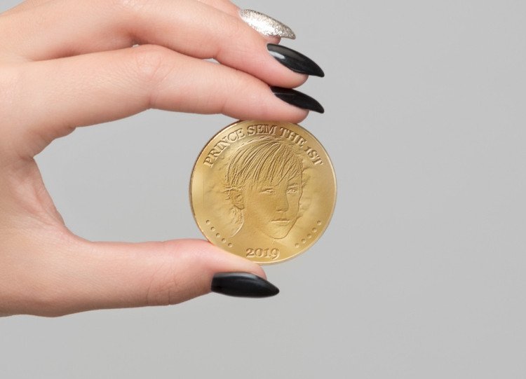 010sem010's tweet photo. When I take it over from Trump the Dollar will disapear and I will introduce the new coin, named the $em 😎 #MyOwnMoney  #SemGoes4President https://t.co/4yCzijtmY2