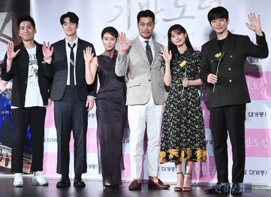 2019년 6월에 여러분을 찾아가는 영화 <기방도령> 제작보고회 현장! [포토] '기방도령' 사랑해 주세요~ https://entertain.naver.com/photo/read?oid=015&aid=0004141048&ci...