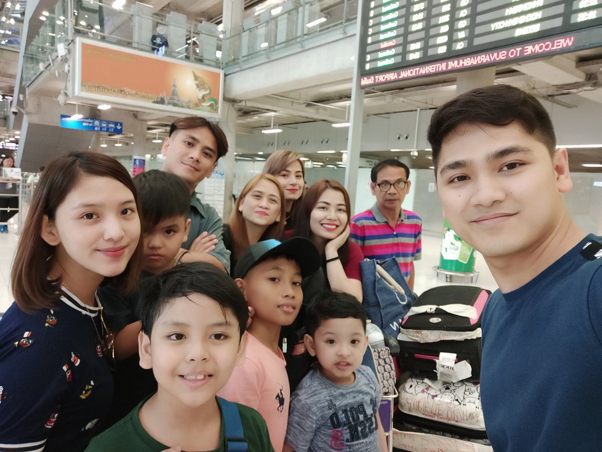 iamkidvalentine's tweet photo. Vacation time with my family 😍 #Thailand https://t.co/VGvdHCD6zF