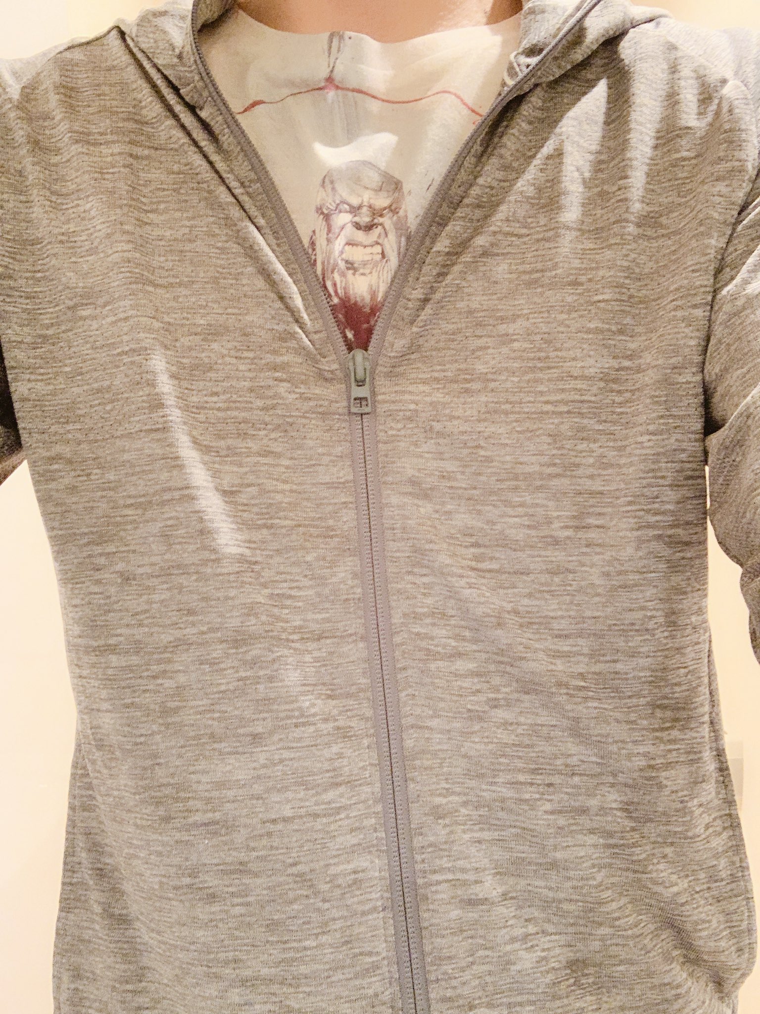 Eoheoh Mssp サノスtシャツの上に薄いパーカーを着てコンビニに行ったんだけど ふと鏡をみたら丁度苦しそうなおっさんが顔だけひょっこり飛びで出てる感じになってて自分でも笑ってしまった 店員さん会計で笑いを堪えていたらすいません でもこれはただの Eoheoh Mssp サノスtシャツの上に薄いパーカーを着てコンビニに行ったんだけど ふと鏡をみたら丁度苦しそうなおっさんが顔だけひょっこり飛びで出てる感じになってて自分でも笑ってしまった 店員さん会計で笑いを堪えていたらすいません でもこれはただの
