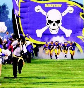 AllStar199's tweet photo. Bristow Pirates looking fierce with their logo piece entrance!
#youthspots #oklahomasports #oklahomafootball #youthfootball #inflatables #sportsinflatables #football #highschoolsports #highschoolfootball #hsfootball https://t.co/vqwGQoxjhn