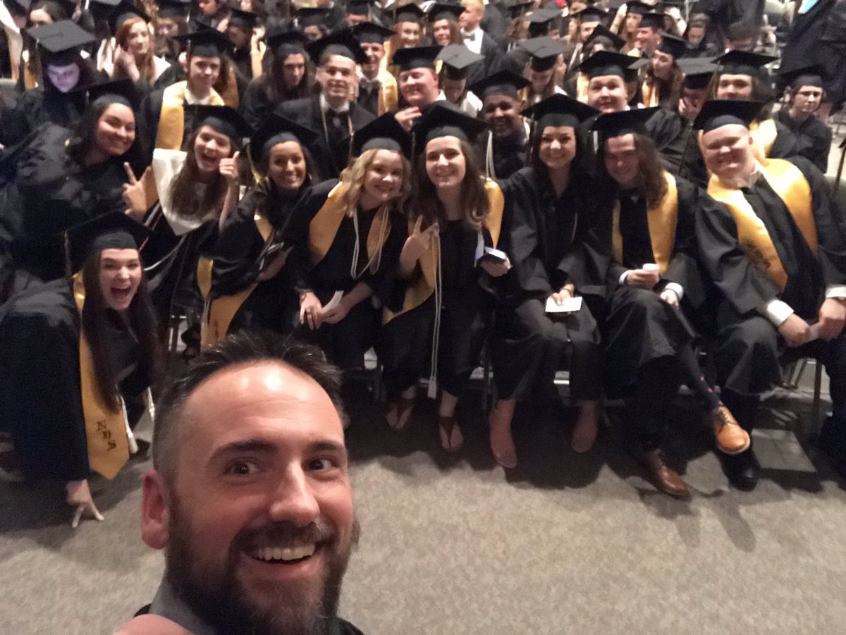 Soundsofsummit's tweet photo. Congraduations, 2019 seniors! #tpx https://t.co/tPkBZBJ0cY