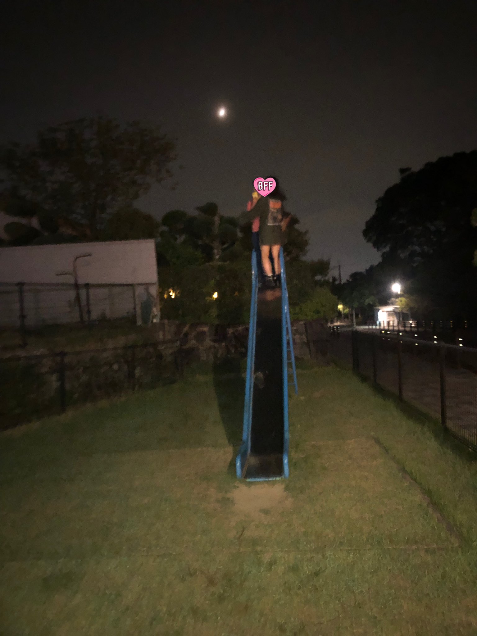 ゆきんちゃん 場面でこじきと合致って十三峠行って車でカラオケしよやゆーてドンキでマイクこーて 場面でバンギャら拾って奈良公園からの80度の滑り台からの白浜 フッ軽民すぎるし場面すぎて最高すぎた 運転お疲れゆうり