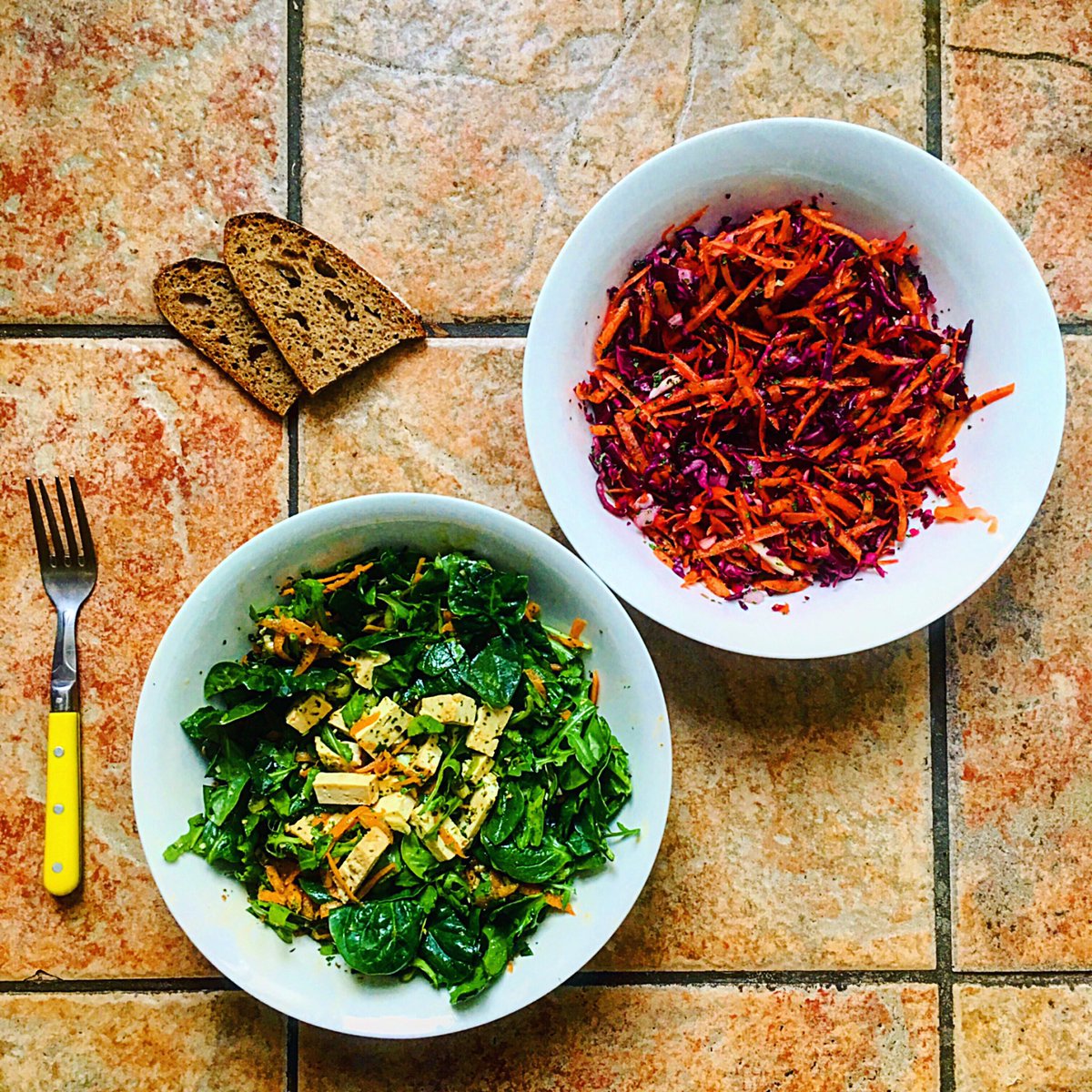 🌿Spinach, green olive tofu, carrot, rocket and chive veggie bowl + red cabbage, carrot and fennel coleslaw + 100% wholewheat sourdough bread 🌿#healthyfood #eatmoreplants #getyourgreens #seasonaleating #eattherainbow🌈 #plantbased #plantpowered #melarossa #vegan