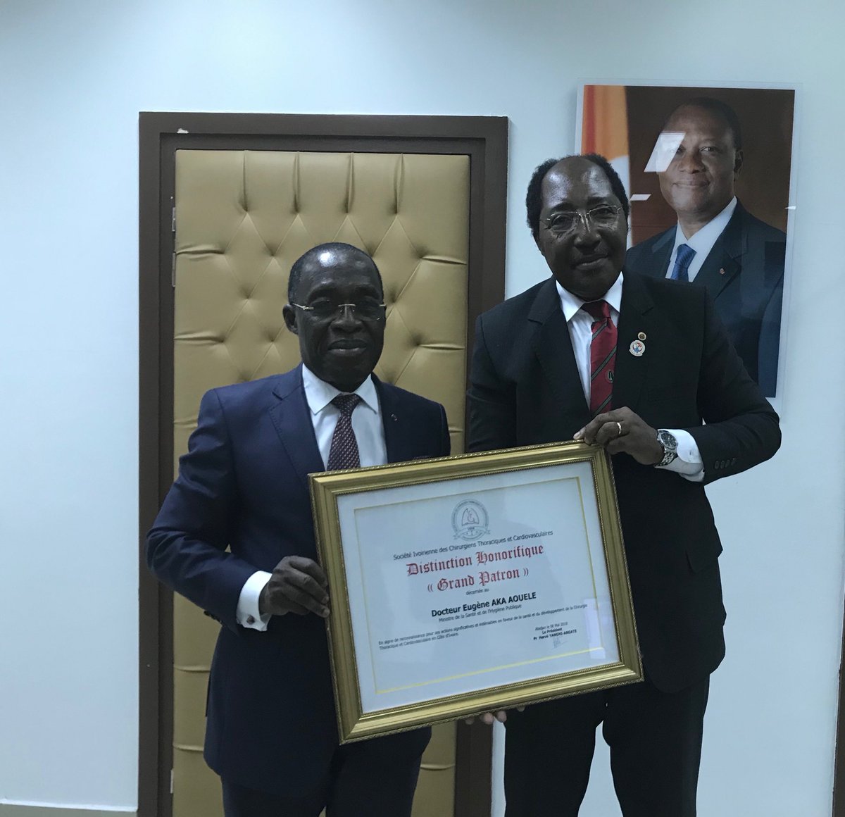 Dr E. AKA AOUELE ,Ministre de la Santé honoré « GRAND PATRON »de la Société ivoirienne des chirurgiens thoraciques et cardiovasculaires