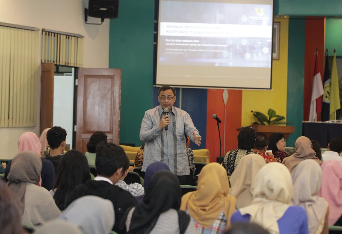kemenkop_'s tweet photo. Sekretaris Kementerian Koperasi dan UKM Rully Indrawan saat memberikan paparan dalam Seminar Intern "Manajemen Koperasi di Era Industri 4.0" di Auditorium Gd. Hendriawan SIE Fakultas Ekonomi Bisnis Universtias Trisakti. Jakarta, Rabu(15/5/2019).

#KemenkopUKM https://t.co/M1IRO5tTr1