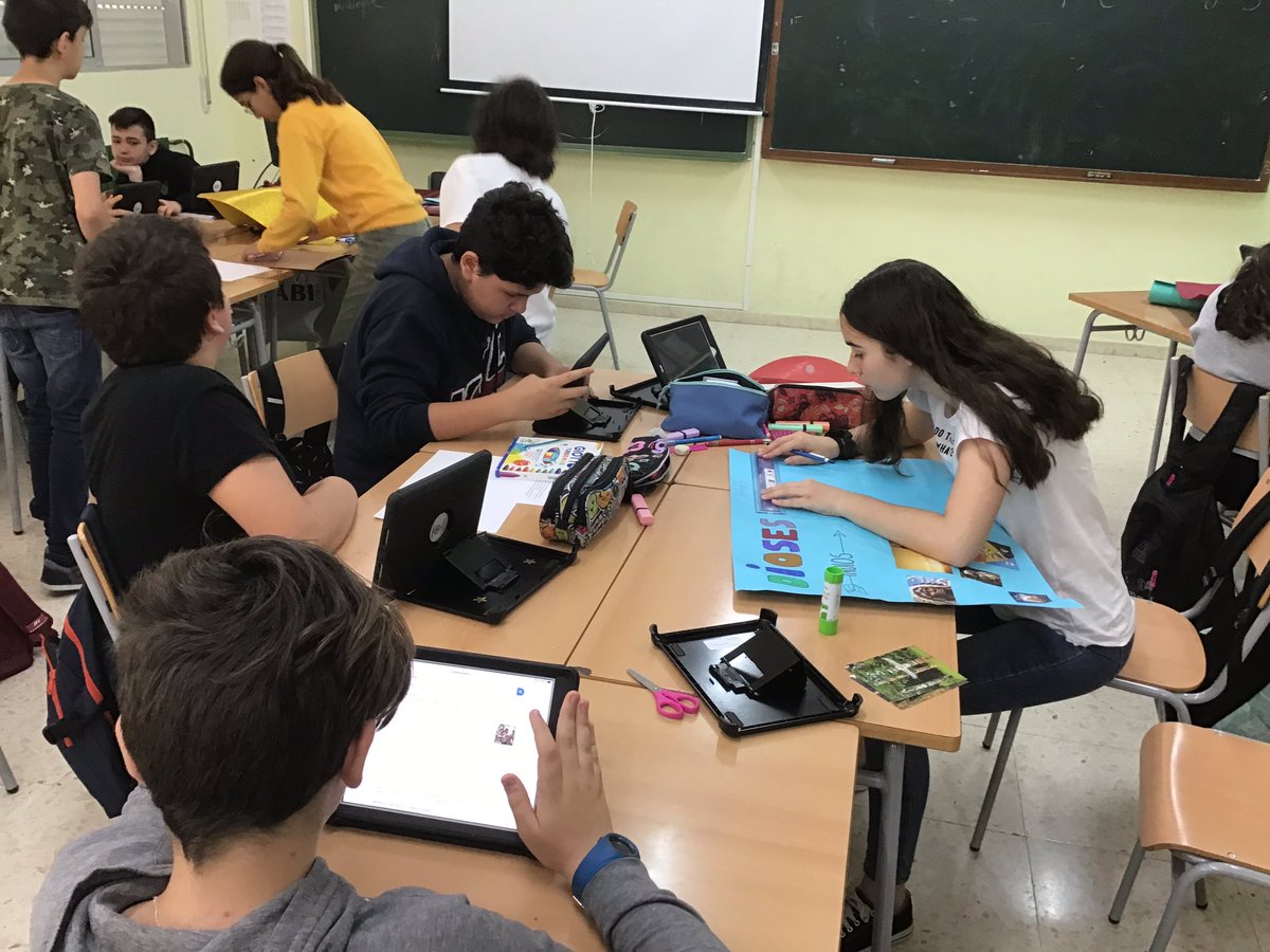 Perduts2's tweet image. Esta Amos decorando la cartulina de geografía esperemos que os guste el resultado final🤗🥳#4EI #geografia